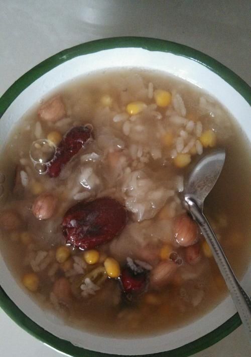如何制作美味的銀耳紅棗山楂湯（健康養(yǎng)生）