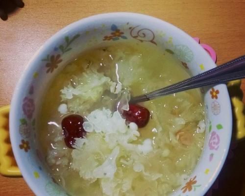 健康美容的銀耳薏米紅棗湯（一道簡單易學(xué)的養(yǎng)生湯）