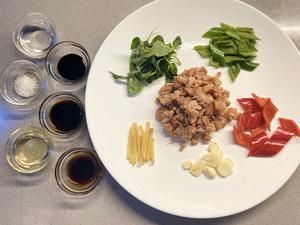一分鐘學(xué)「泰式羅勒植物肉炒飯」的做法 步驟1
