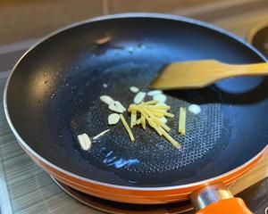 一分鐘學(xué)「泰式羅勒植物肉炒飯」的做法 步驟3