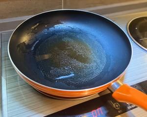一分鐘學(xué)「泰式羅勒植物肉炒飯」的做法 步驟2