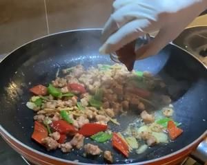 一分鐘學(xué)「泰式羅勒植物肉炒飯」的做法 步驟6