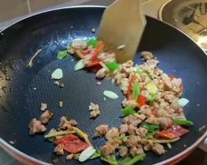 一分鐘學(xué)「泰式羅勒植物肉炒飯」的做法 步驟5