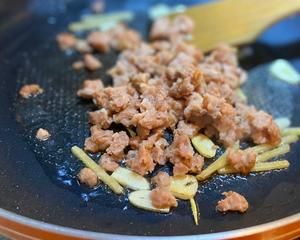 一分鐘學(xué)「泰式羅勒植物肉炒飯」的做法 步驟4