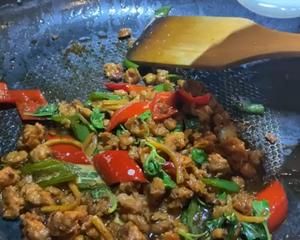 一分鐘學(xué)「泰式羅勒植物肉炒飯」的做法 步驟7