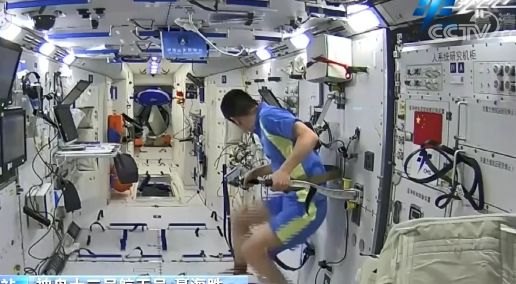 太空“出差三人組”打包行李，除了打包行李他們還要做這件事