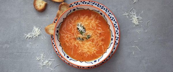 Sopa de tomates asados y albahaca