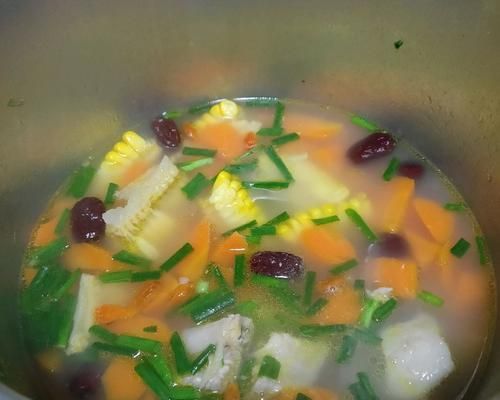 以西紅柿蘿卜湯為主的健康飲食（營養(yǎng)豐富的健康湯品）