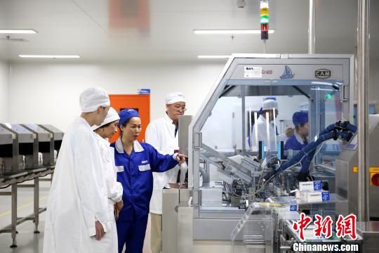 海外華文媒體高層參觀中恒集團(tuán)粉針劑車間?！≈炝?攝