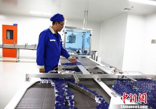 中恒集團(tuán)粉針劑車間，工人正在作業(yè)。　朱柳融 攝