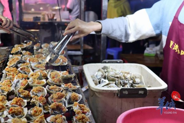 夏灣夜市上的烤生蠔。（李旭攝）