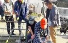 犯天條了？浙江2米寬的小河溝，幾十人扎堆垂釣