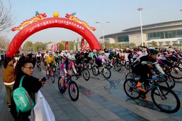 中国曲阜朝圣之路210公里自行车挑战赛开赛