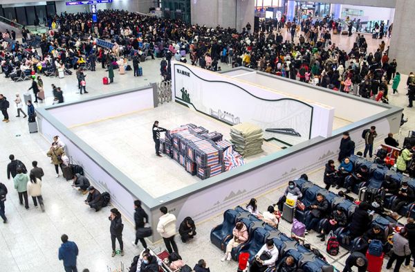 一月二十五日，重庆江北国际机场，“爱心服务大使”正在为旅客提供登机指引服务。 记者 罗斌 摄视觉重庆