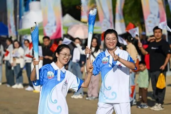 11月17日，海南三亞舉行運(yùn)動會火炬實(shí)地傳遞活動。新華社記者 孫凡越攝