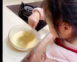 最简单健康好吃早餐鸡蛋饼，5分钟完成，适合和小朋友亲子操作的做法 步骤2