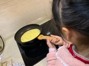 最简单健康好吃早餐鸡蛋饼，5分钟完成，适合和小朋友亲子操作的做法 步骤3