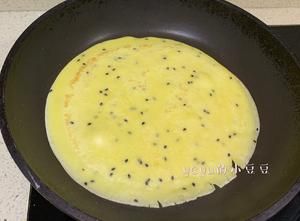 最简单健康好吃早餐鸡蛋饼，5分钟完成，适合和小朋友亲子操作的做法 步骤4