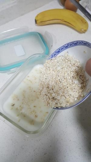 蛋烤香蕉牛奶燕麥片(超強(qiáng)飽腹健康低脂)的做法 步驟3