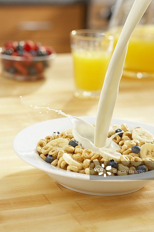 一碗健康的牛奶麦片图片素材