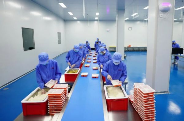 ▲某中央大厨房的工人在营养餐配餐车间工作。 图/新华社
