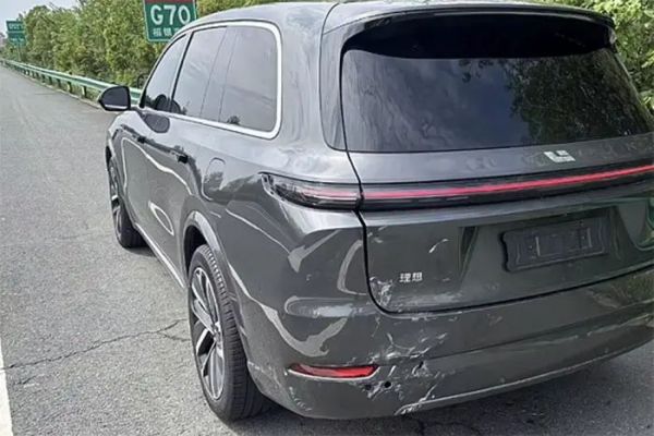 涉事車輛受損情況。視頻截圖。