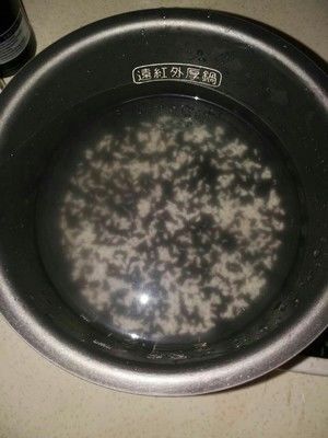 超级好吃的健康食品黑米蛋黄酥的做法步骤 第1步