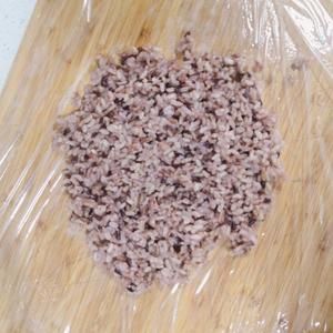 健康減肥的糙米飯團(tuán)的做法 步驟6