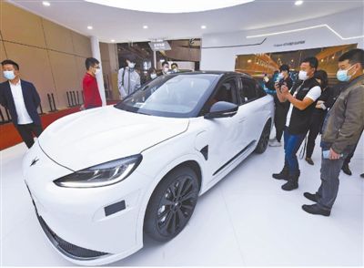 智能电动汽车闪亮登场（产经观察）