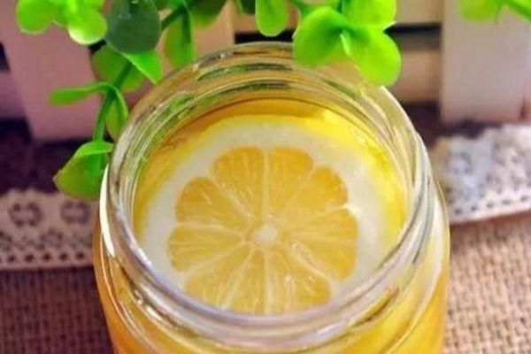 檸檬水加蜂蜜的功效，蜂蜜和檸檬一起喝有什么作用？真相在這里