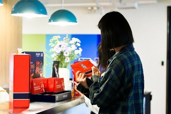　　桂格在共享辦公空間Wework內(nèi)派發(fā)營養(yǎng)早餐