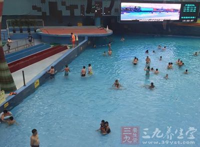 顯示身材的游泳衣更是讓練習者曲線畢露