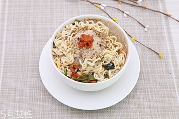 方便面和米饭哪个热量高？方便面和米饭哪个更容易长胖？