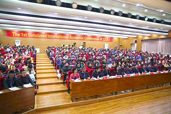 多功能演講廳座無(wú)虛席