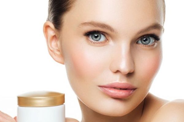 黄芪涂在脸上有什么作用 黄芪对脸上皮肤的功效与作用 黄芪煮水洗脸的功效