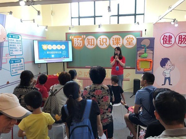 养乐多工作人员正在向观众普及健康“肠”识