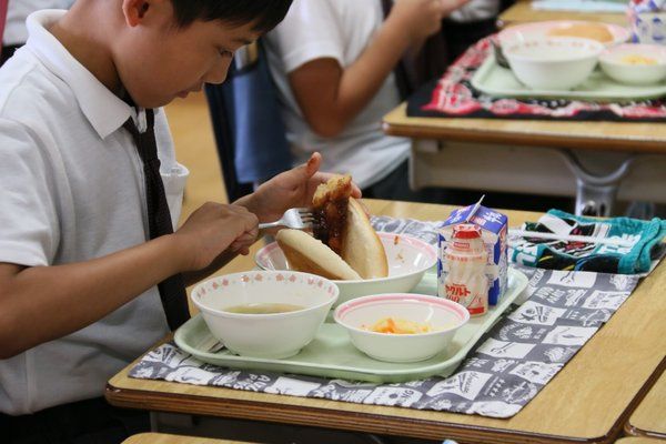 涉谷本町學(xué)園的學(xué)生正在用營養(yǎng)午餐