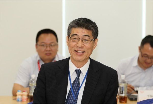 養(yǎng)樂多（中國）投資有限公司董事長、總經(jīng)理平野晉正在接受媒體采訪