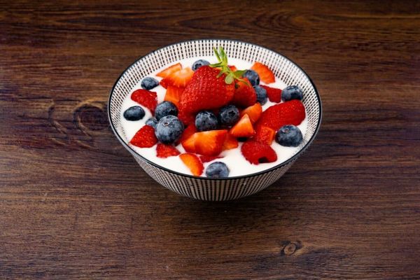 tazon de leche con frutas del bosque