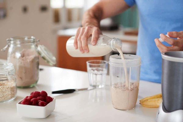 cuando se toman los batidos de proteinas en el gym
