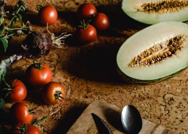 Un melón abierto por la mitasd en la encimera