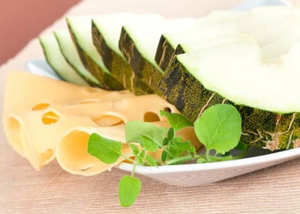 Un plato de melón con queso