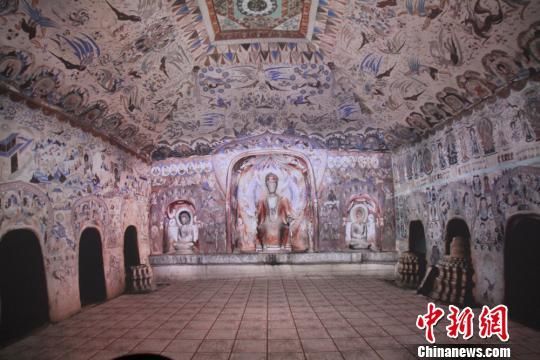 莫高窟数字展示中心由敦煌研究院实施建设，是莫高窟保护利用工程的核心项目，总投资3.4亿元，投入运营近6个月之久，被称为“数字莫高窟”。图为游客在莫高窟数字展示中心可观看的虚拟漫游洞窟《梦幻佛宫》。　刘玉桃　摄
