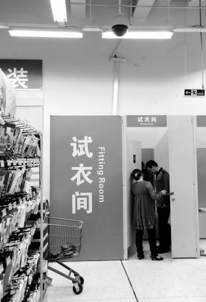 超市試衣間斜上方裝攝像頭防盜(圖)
