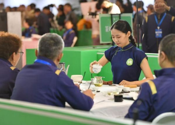 选手正在参加茶艺项目比赛。新京报记者 王贵彬 摄