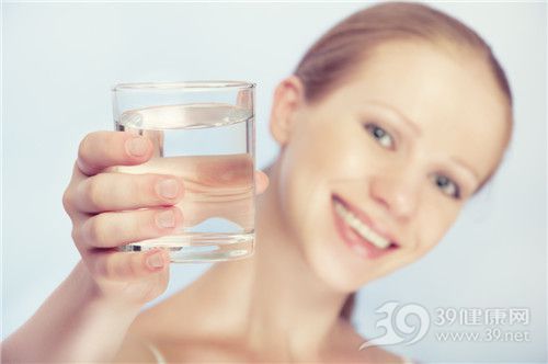 青年 女 杯子 開水 喝水_15264228_xxl