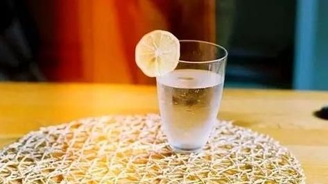 生活妙招《每天八杯水的最佳時(shí)間》合理飲水，告別疾病