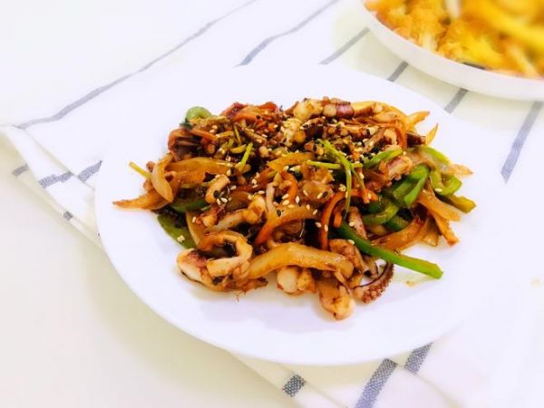 翻炒版铁板鱿鱼须（约130大卡）的做法