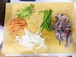 翻炒版铁板鱿鱼须（约130大卡）的做法 步骤1