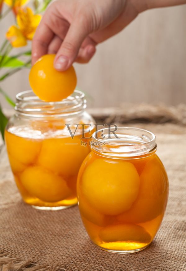 玻璃罐天然蜜桃汁，健康的蜜餞甜點(diǎn)照片攝影圖片